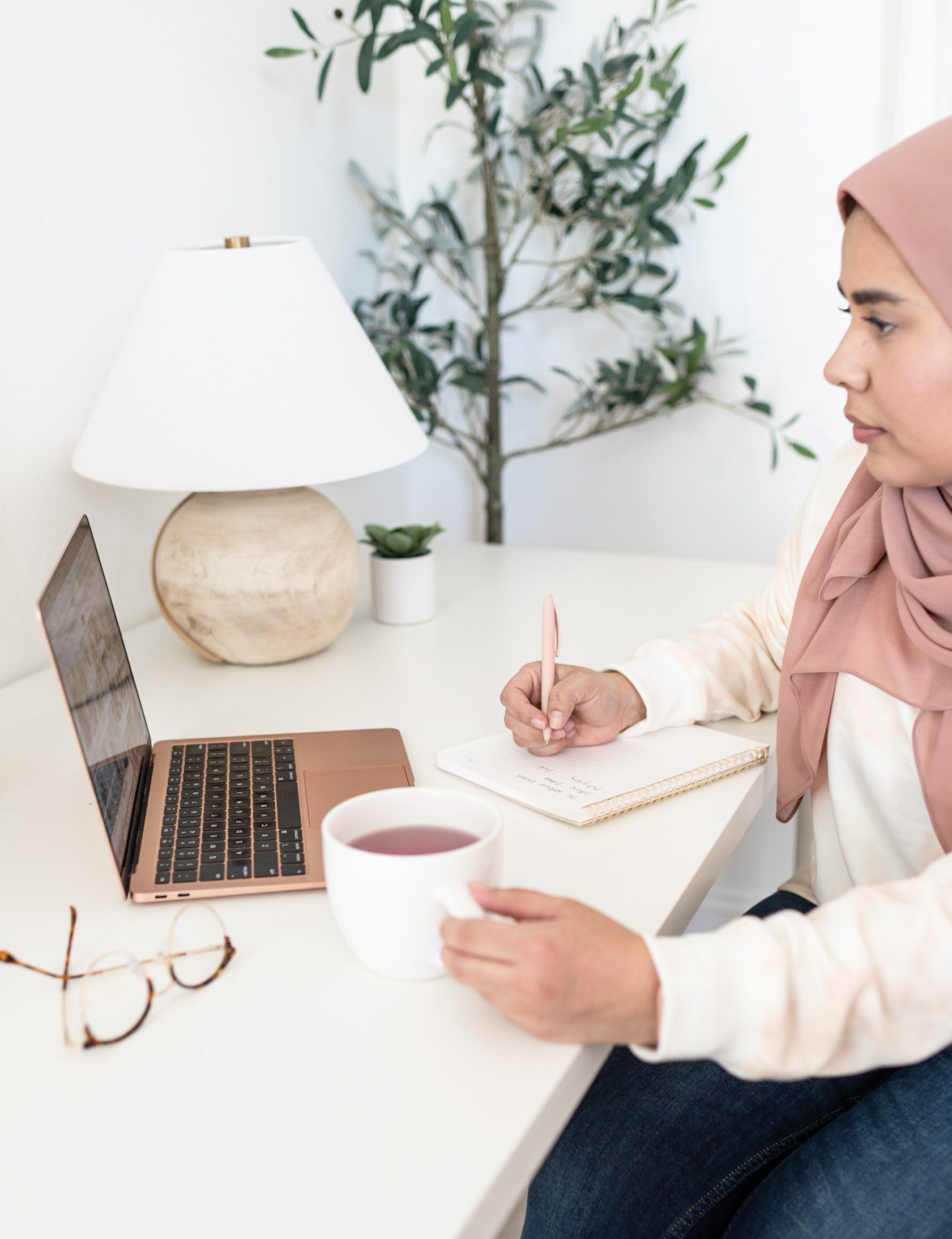 color-joy-stock-woman-wearing-hijab-7.jpg